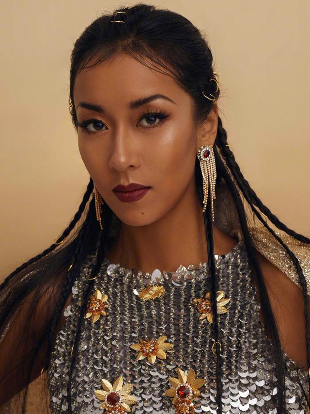 吉克隽逸真拉风!黑皮配银色裙装像"女战神",不愧最靓黑美人