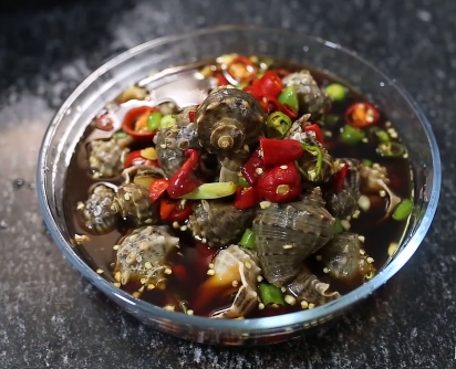教你捞汁海螺的家常做法,香辣爽口,肉质鲜美,吃的真过瘾