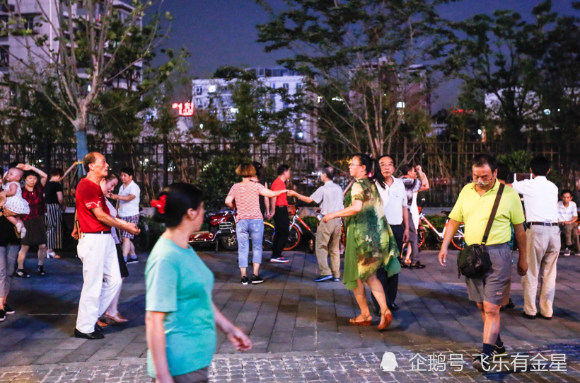 当众泼粪大妈夜晚跳广场舞扰民噪音严重影响上班族睡眠