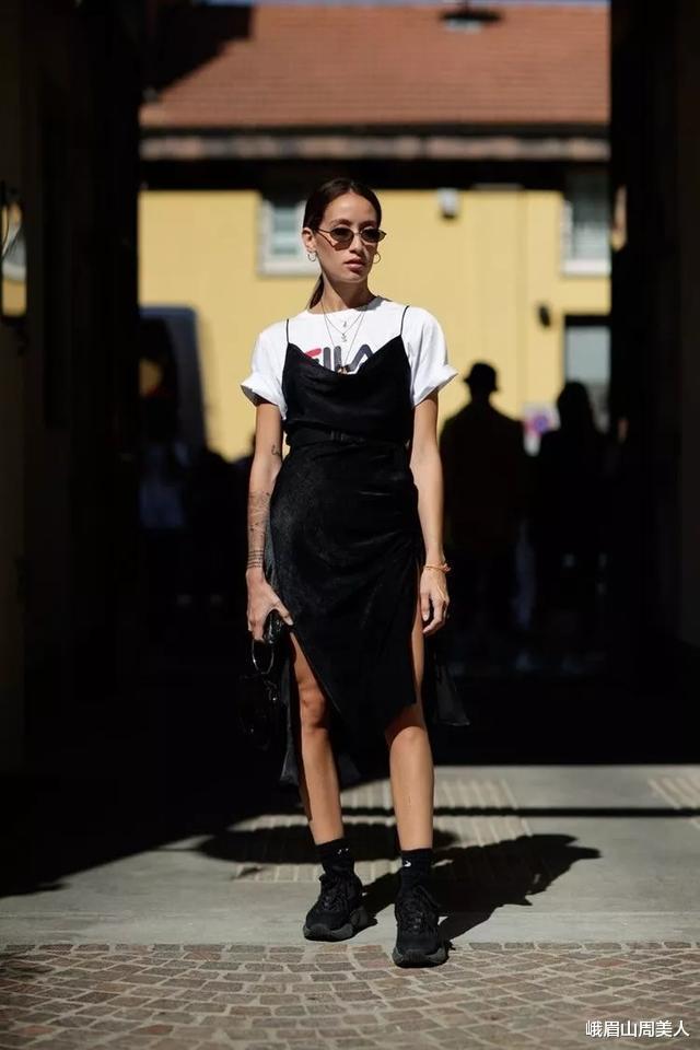 立秋后流行穿"连衣裙 马丁靴",洋气显高,时髦精们也爱了!