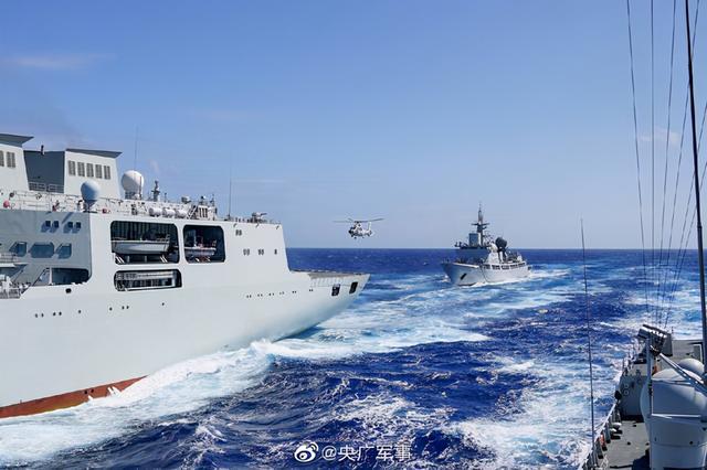 近5万吨的901补给舰有多大 当它和辽宁舰同框对比就明白了 中国航母 综合补给舰 辽宁号航母 901补给舰