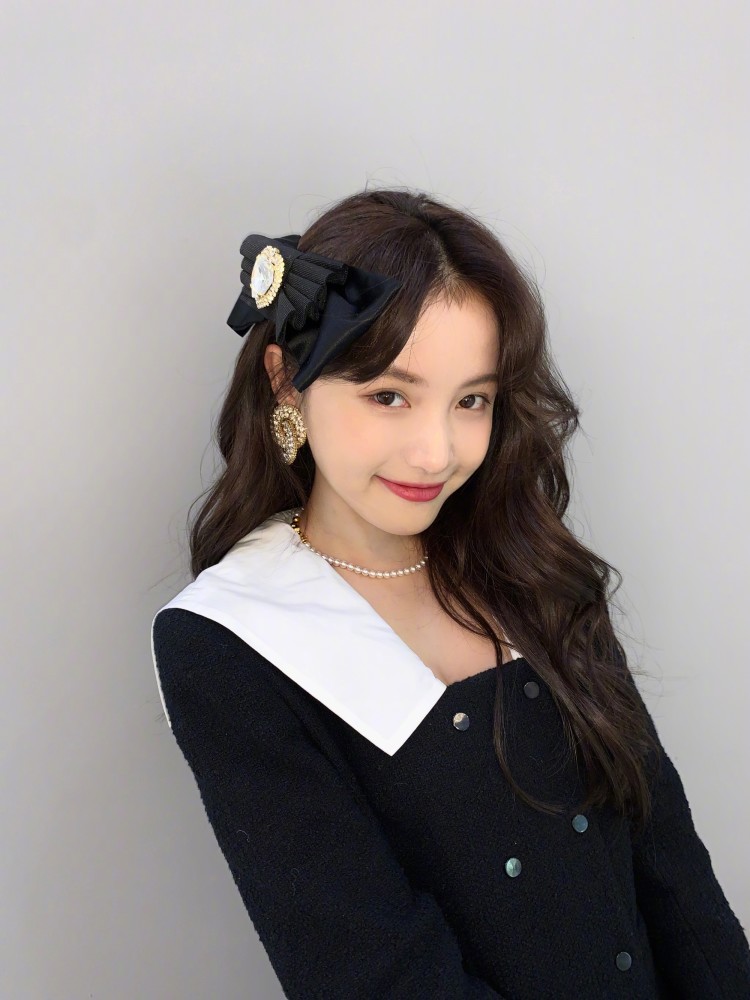 林小宅黑白穿搭来啦,黑色蝴蝶发卡精致不失优雅,妥妥的小公主