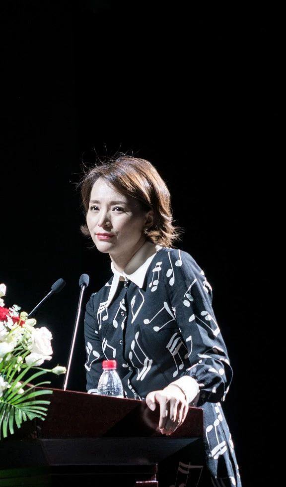 董卿不化妆和现在差别超大,完全路人.