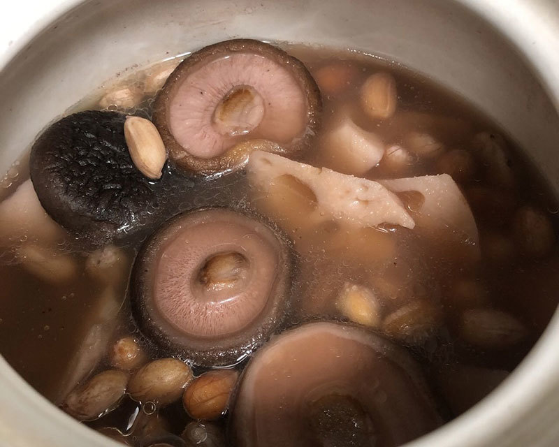 【莲藕香菇花生汤】