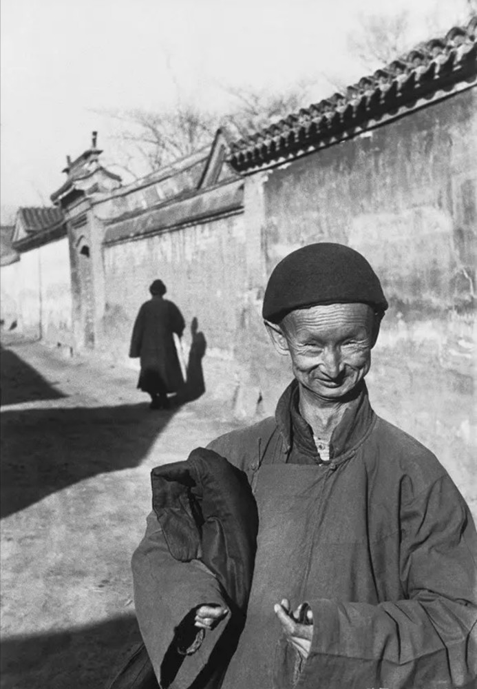 清末老照片,宫墙外的太监相貌丑陋,大户人家这样吃饭!