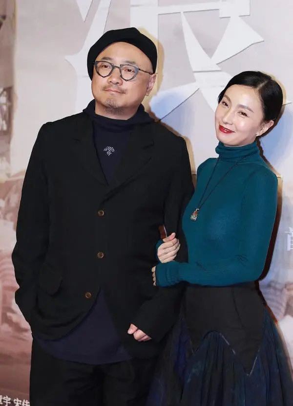 陶虹穿纱裙秀细腰红唇粉面皮肤白到发光全程紧挽徐峥秀足恩爱