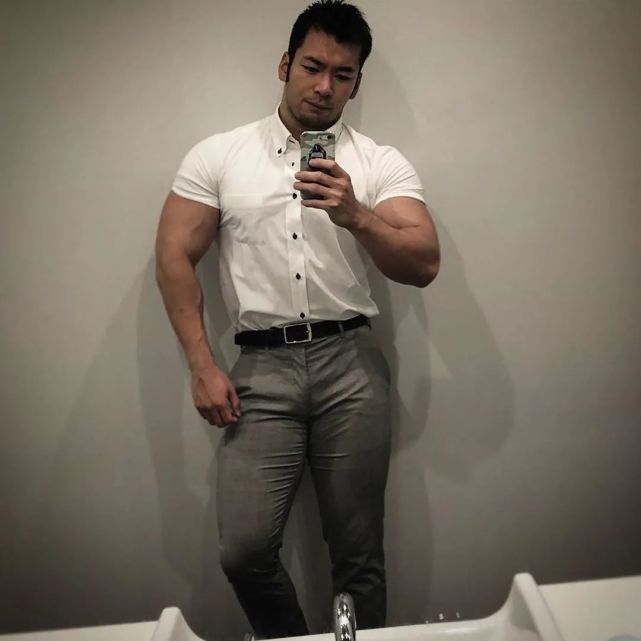 181cm日本肌肉壮男走红,每天深蹲练出大粗腿,网友不淡定了