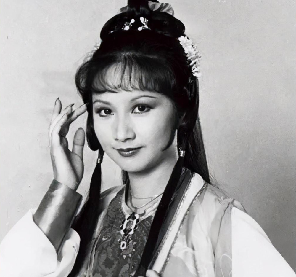 开始薛家燕一直是做萧芳芳和陈宝珠的妹妹,只是第二女主角.