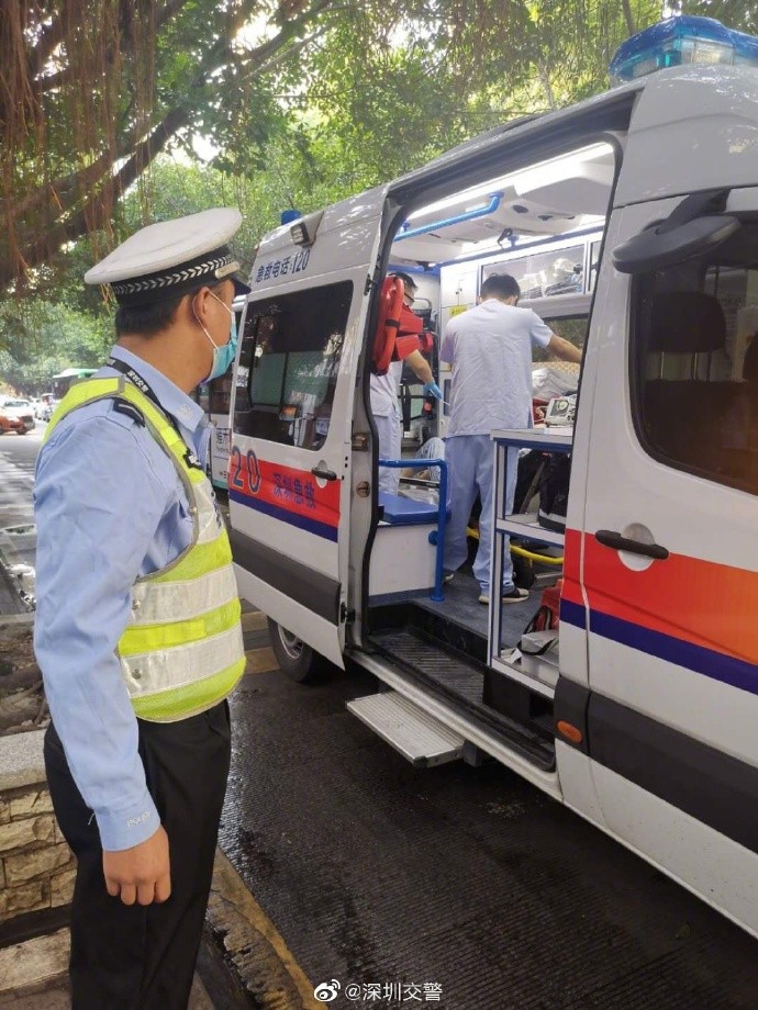女司机在学校路段突发疾病 警力协作护送救医 腾讯新闻