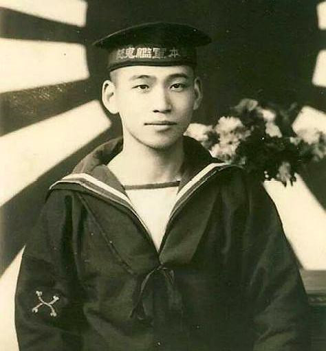 日本海军老照片小个不高 但仔细看帽子上写的字 让人憎恨 腾讯新闻