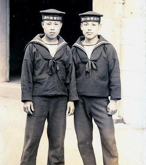 日本海军老照片小个不高 但仔细看帽子上写的字 让人憎恨 腾讯新闻