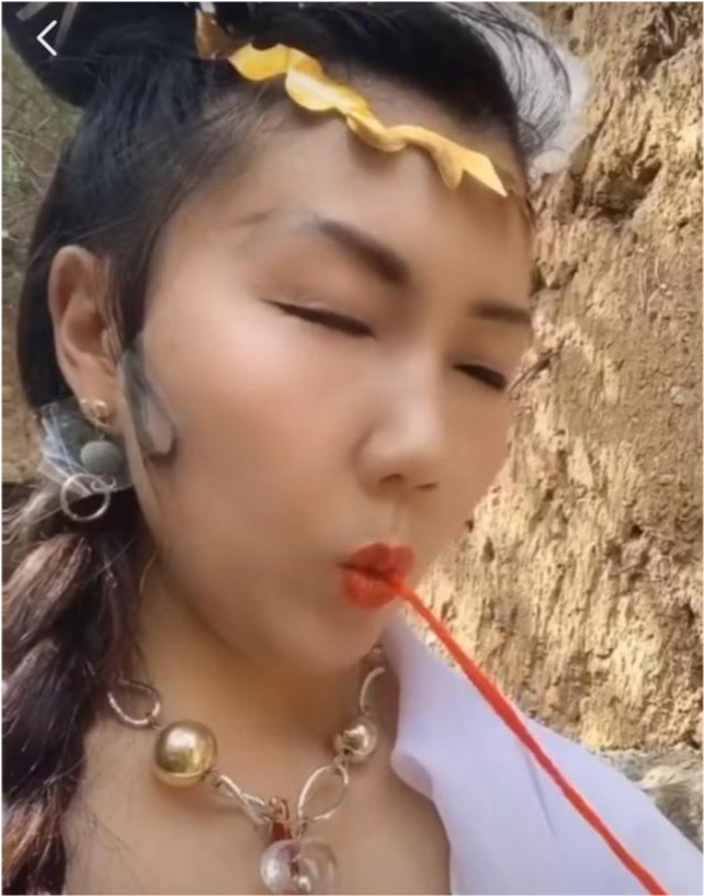 白骨精吸魂魄时用了红色道具模仿,虽然能一眼看穿,但是还蛮搞笑的.