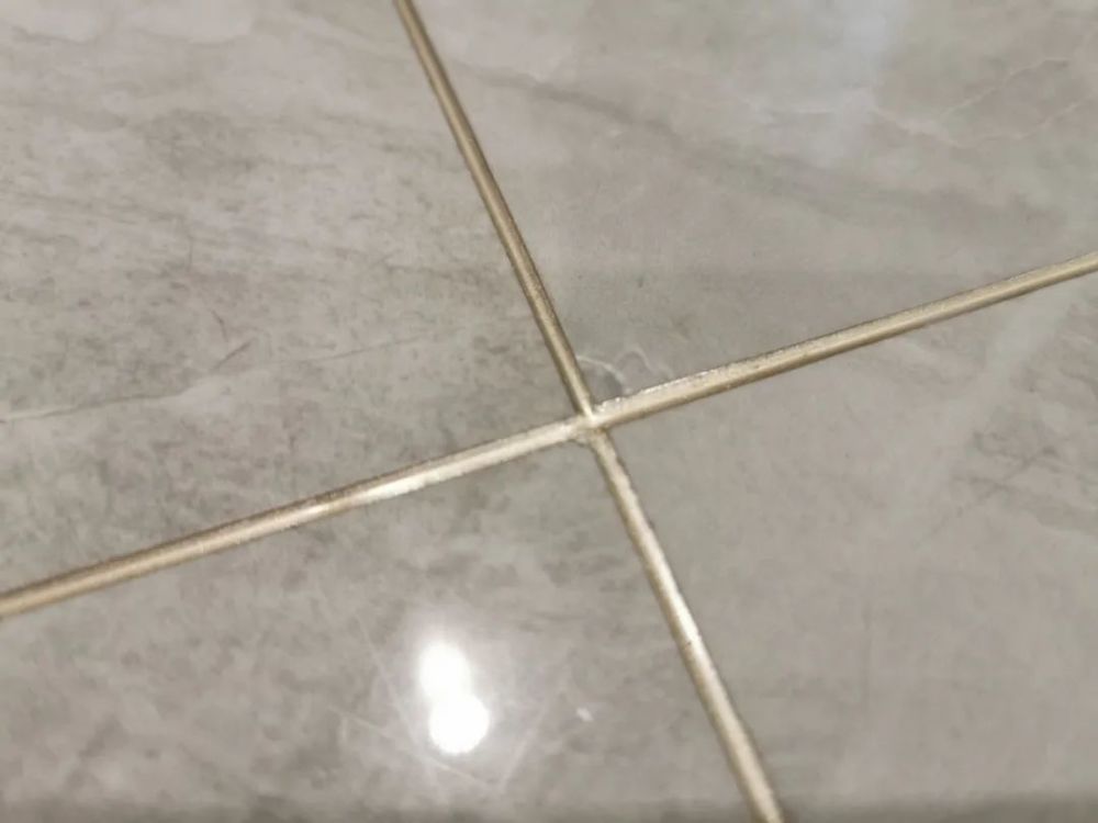 颜色相近的美缝剂,装饰到瓷砖的缝隙里面,可以弱化瓷砖缝隙的存在感