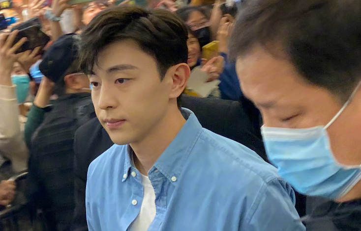 邓伦亮相活动,被路人用手机怼脸拍的他,真实容貌一目了然