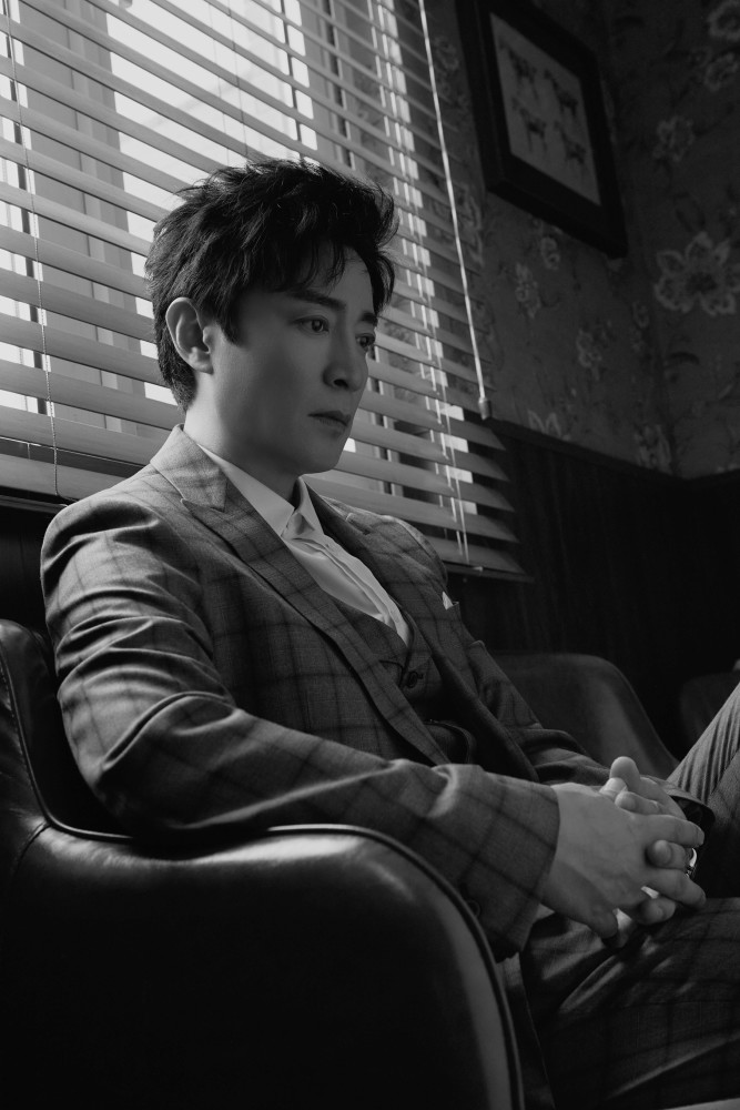 何中华曝光最新写真曝光黑白默系大片尽显戏骨风范