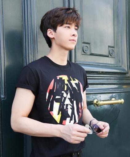 带大家走进李易峰豪宅,家中鞋子也太多了,网友:人帅房子更帅