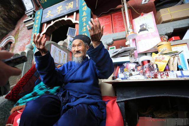 湖北老道独守山洞27年,不吃肉,也不结婚,称自己还是小孩儿