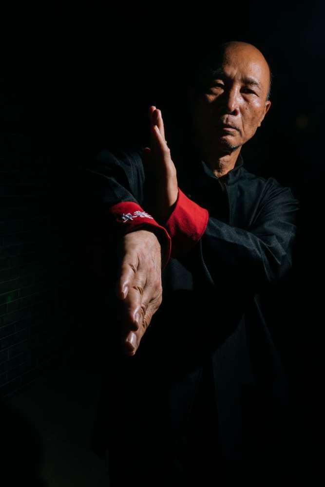 够钟跟师傅打kungfu 佛山著名的耀保咏春拳馆馆主麦耀明大师驾临龙光