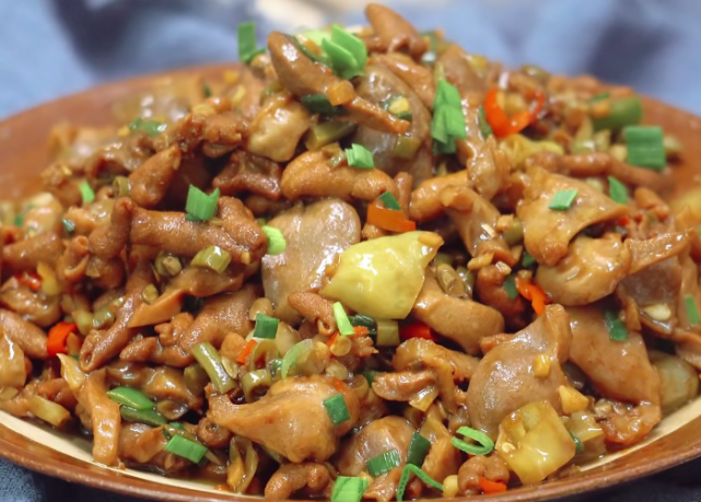 分享一款湘菜中的酸辣鸡杂美味好吃又营养家人都爱吃的家常菜