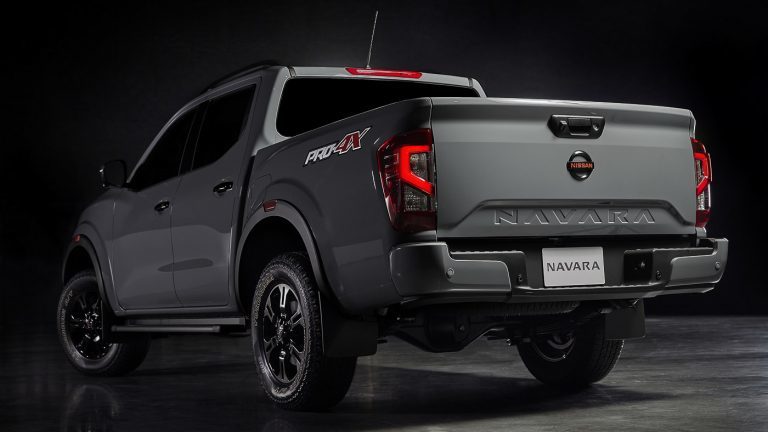 新款日产navara皮卡造型大突变,阳刚味超浓重!