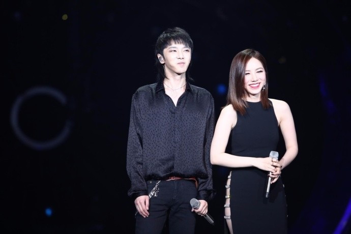 邓紫棋高开叉裙太吸睛,谁注意到一旁华晨宇的眼神?