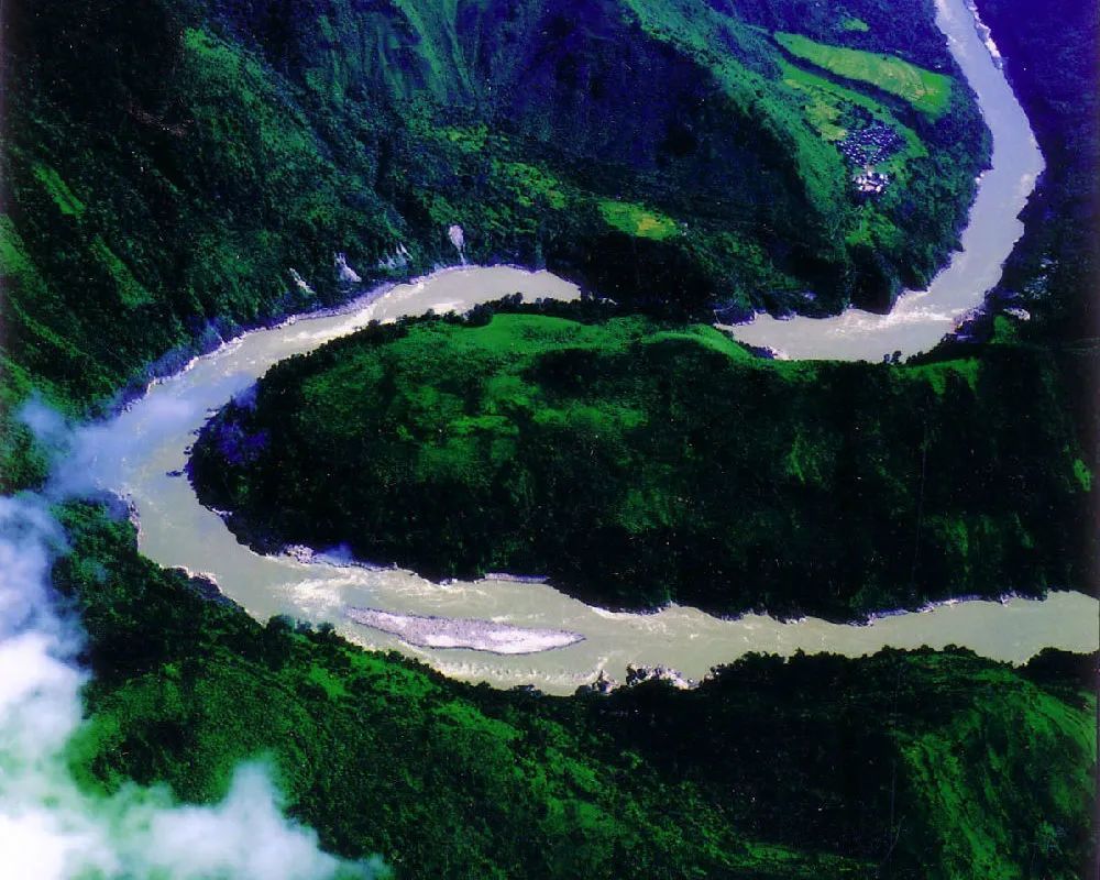 旅行里的世界之最世界上最深的大峡谷雅鲁藏布大峡谷
