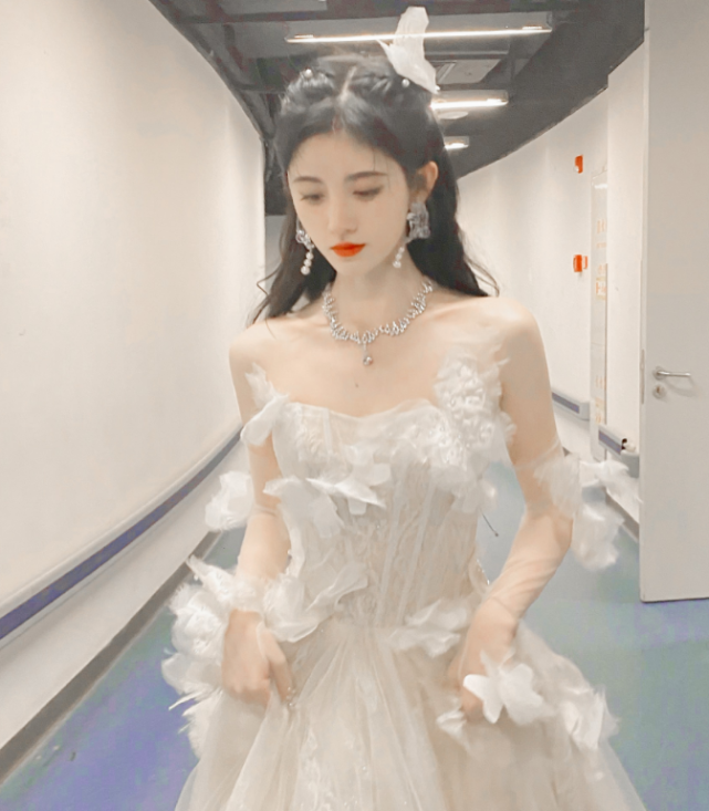 女星穿婚纱,鞠婧祎仙气,吴宣仪公主范,看到许佳琪:已经在哭了