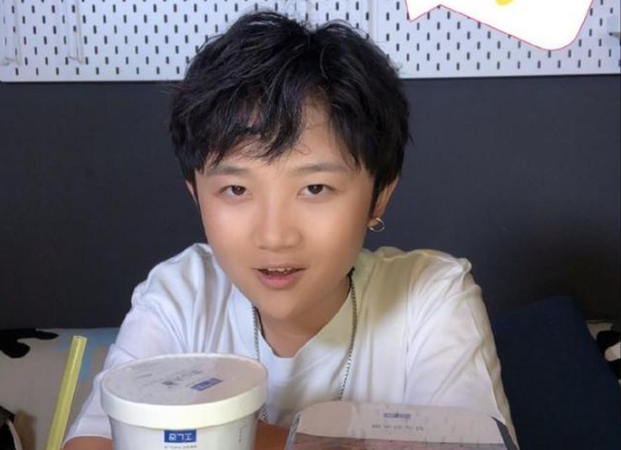 不过现在的贾云哲也是健康长大,虽然留下的后遗症就是身材比较矮小,但