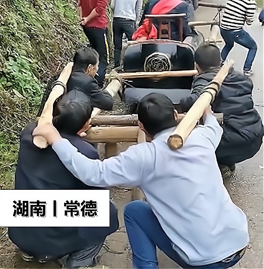 湖南一老人过70大寿坐棺材体验出殡身披红绸缎被小伙抬着走