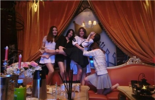 "ktv公主"花费12万狂喷上百瓶香槟,却称自己没钱付账!_腾讯新闻