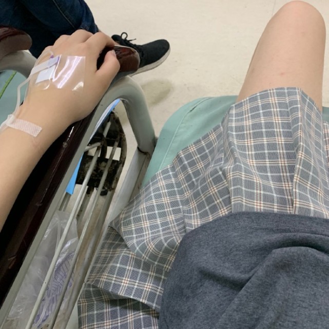 女生输液好看手背忧郁背景图,好看不易烂大街!|朋友圈