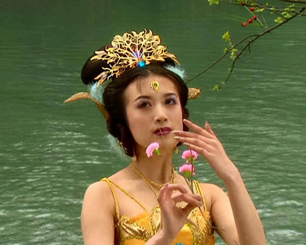 《西游记》:45岁"孔雀公主"风采不减当年,与吴亦凡合照有情侣相_腾讯