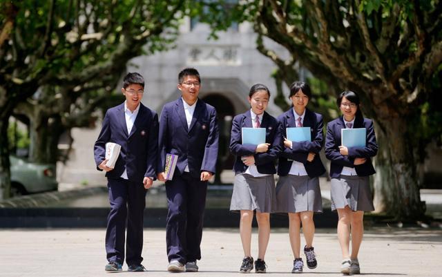 为什么在"贵族学校"中,女生校服可以是裙子?而普通学校是裤子