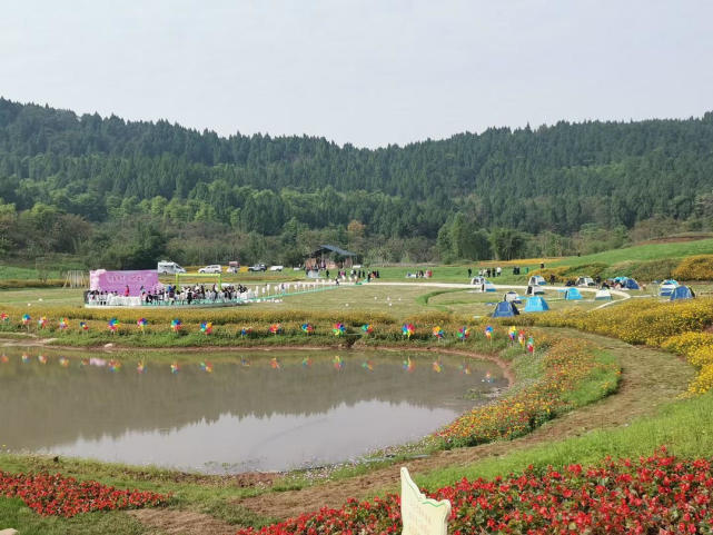 參會嘉賓參觀了鳳凰棲公園,安居·時光裡文旅商業街,七彩明珠景區·花