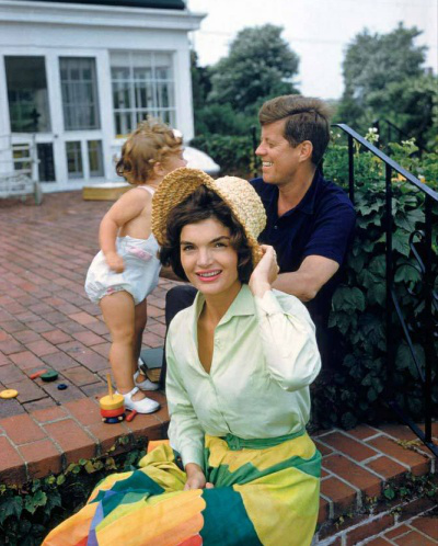 美国前总统肯尼迪夫妇旧照:杰奎琳高贵优雅,被称为最美第一夫人