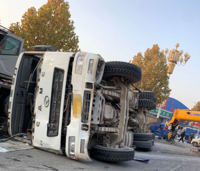 保定:水泥罐车"起飞"失败,撞围挡后翻车