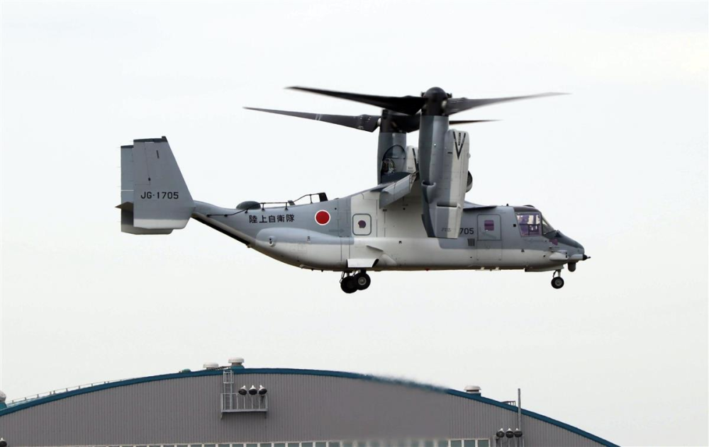 v22"鱼鹰"运输机在千叶县木更津驻屯地飞行(图片来自日媒)