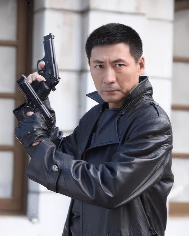 52岁李元芳罕现身皱纹满面难掩老态霸气不再让人心疼