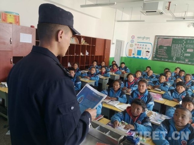 民警们深入边境牧场,扎西宗乡完全小学,辖区人员密集场所,以现场讲解