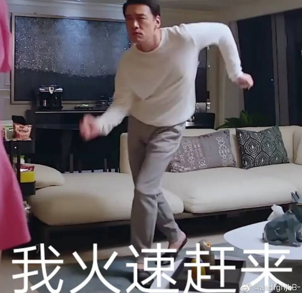找一个小人捧着手机哭的表情包,楼主:大概长这个样子 火速加入王仪祆