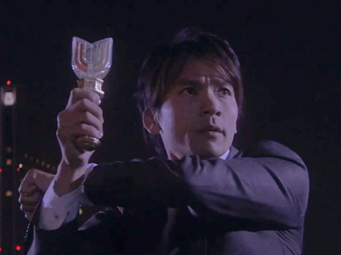 迪迦变身都用的神光棒但是唯独有一次用了其他变身器变身