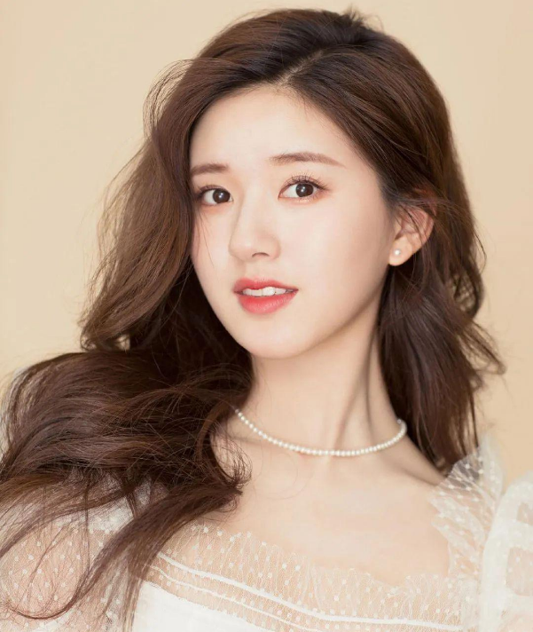 赵露思被嘲"脸大"?不同脸型要留不同发型,巧用配饰更显脸小_腾讯新闻