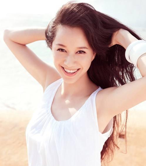 她凭借那条养生堂朵而胶囊的广告和婷美内衣广告红极一时,一度跃身