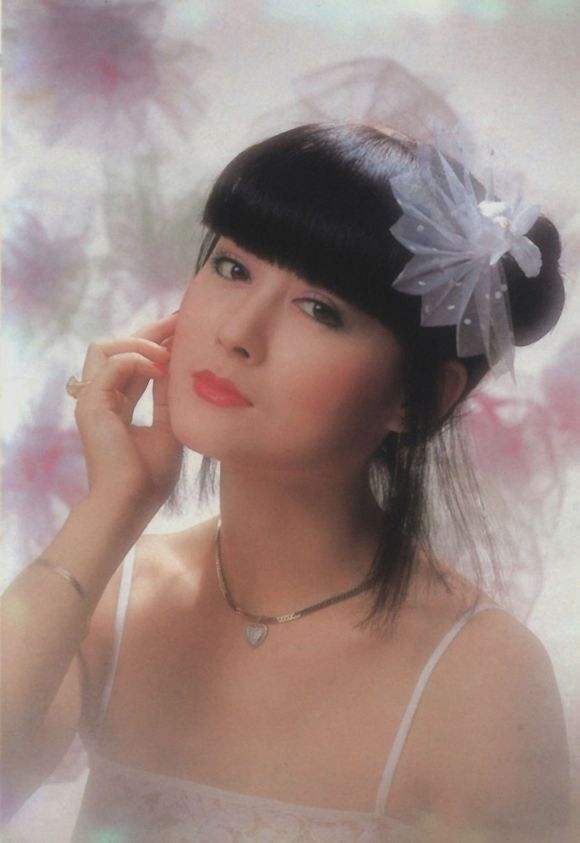 71岁潘迎紫有多作妖?活在滤镜里无法自拔,看到真实颜值后懵了