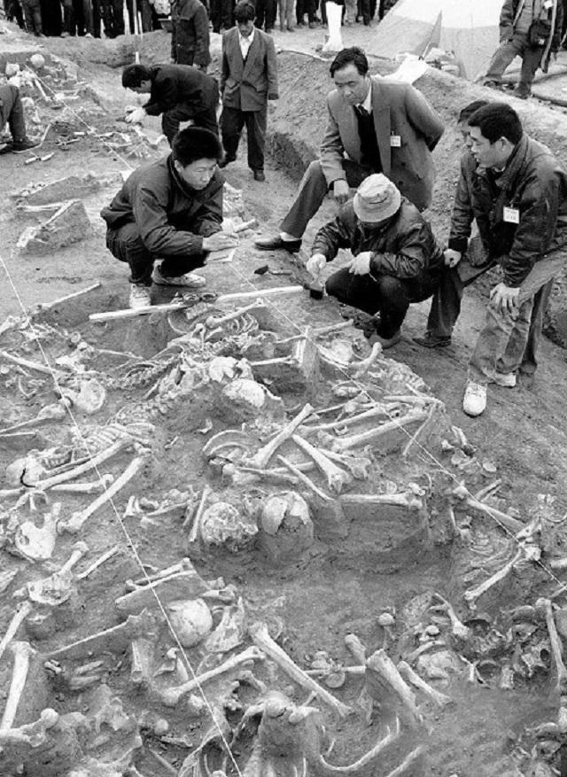 厚60厘米长约20米白骨带,45万大军重见天日_腾讯新闻