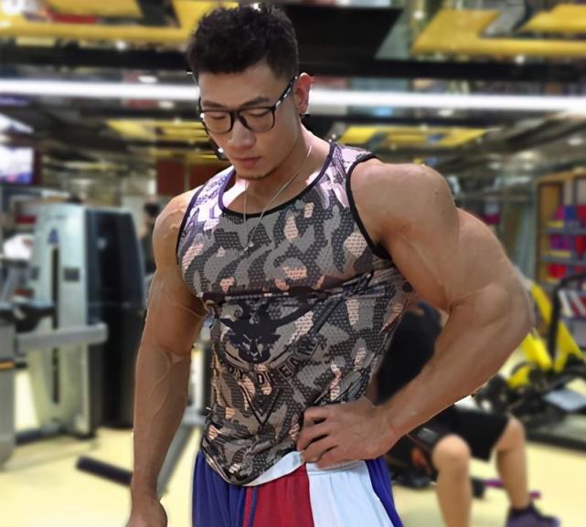 中国健美第一人鹿晨辉,肌肉维度真劲爆,人称"中国第一巨兽"