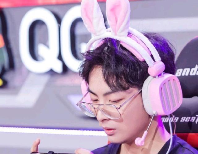 赖神打上王者巅峰赛榜一还跟瓜妹表白成功了网友德华要哭