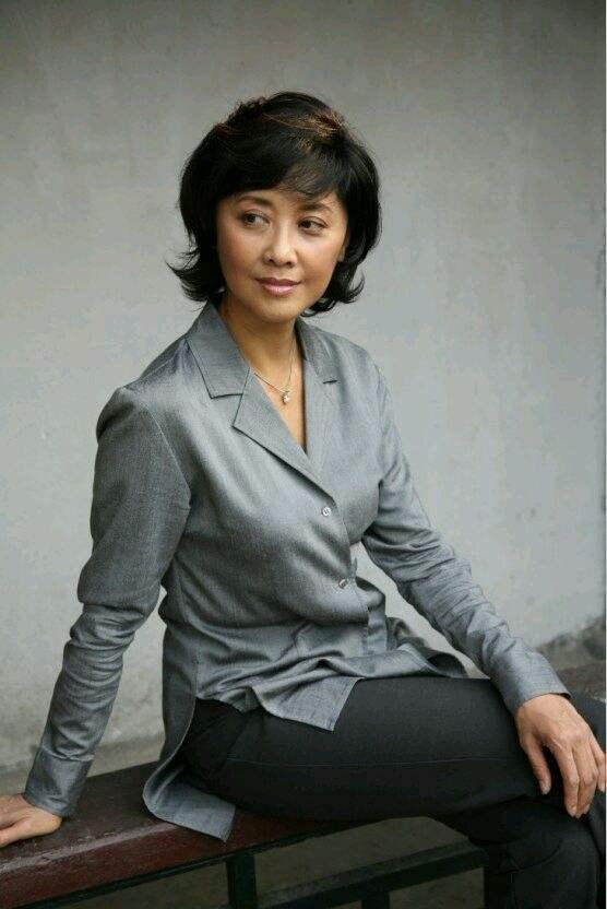 67岁朱琳美丽依旧西装搭半身长裙优雅干练美回女儿国王时期