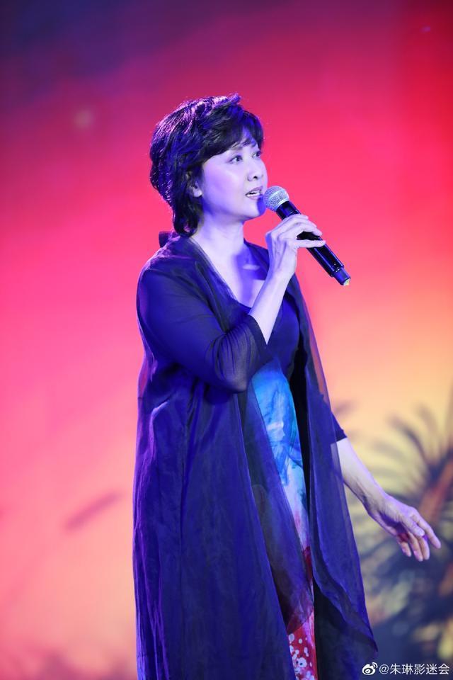 67岁朱琳美丽依旧,西装搭半身长裙优雅干练,美回女儿国王时期_腾讯