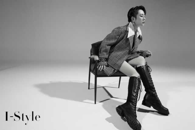 率性自如,酷感十足鞋子:sam edelman耳饰:艺人私物衬衫:buonumore服装